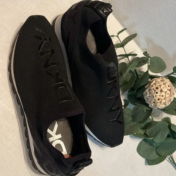 DKNY NEW LADIES SLIP ON TENNIS SHOES - Picture 3 of 8